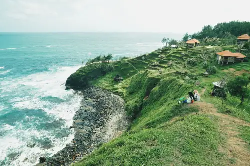 Destinasi Wisata Bersama Keluarga di Pantai Mengasti